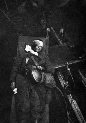 Wounded_French_soldier_after_evacuation_from_Dunkirk