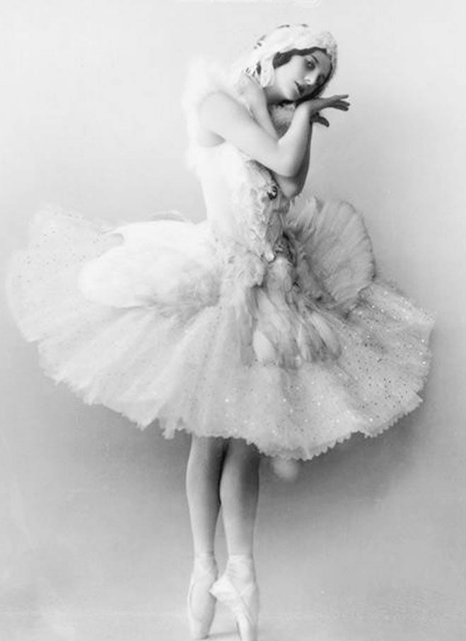 Anna Pavlova in costume, posing gracefully