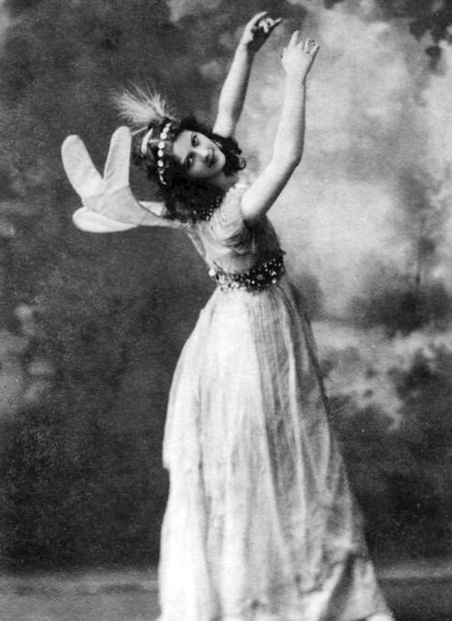 Isadora Duncan in a dance pose